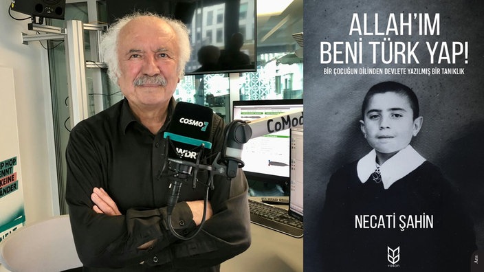 Necati Şahin, COSMO mikrofonu önünde; yanında Allah’ım Beni Türk Yap! kitabının kapağı.